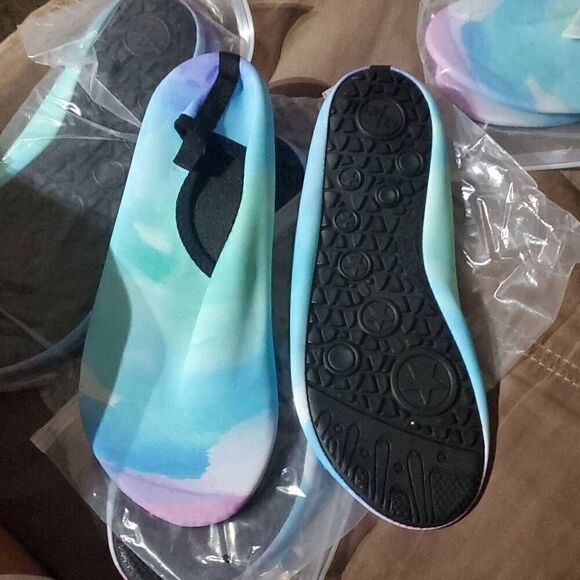 NWT NING ADULT SPANDEX WATER SHOES - Picture 3 of 5